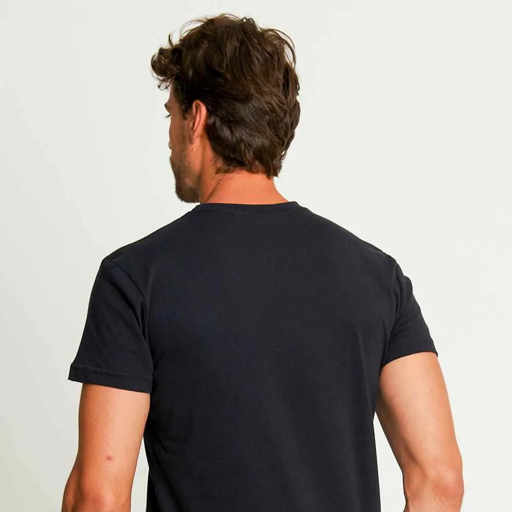 Modelo usando camiseta preta de costas